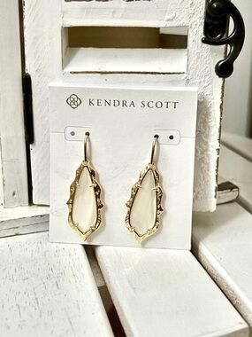 NWT Kendra Scott Adriana Scallop Drop Earrings